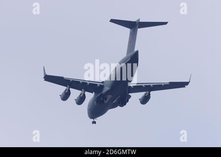 Ein von der Royal Air Force betriebener C17 Globemaster III bietet einen endgültigen Zugang zum internationalen Flughafen Leeds Bradford während der Durchführung von Schulungen. Stockfoto