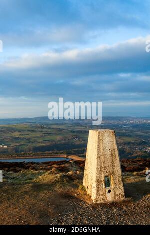 Triangulationssäule am Darwen Tower. Stockfoto