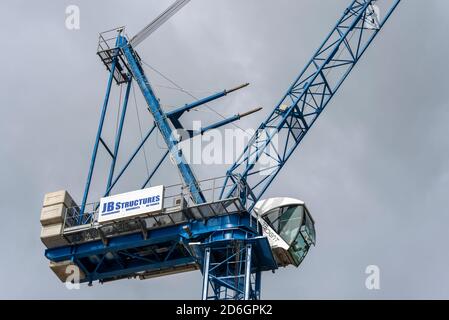 Derzeit werden Bauarbeiten für die Erschließung des Konzessionsgebiets Clifftown Shore in Southend on Sea, Essex, durchgeführt. Häuser am Meer. Trident Lifting Solutions Turmdrehkran Stockfoto