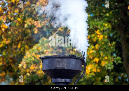 Klutz, Mecklenberg, Deutschland. Oktober 2020. Dampf steigt aus dem Schornstein der 102 Jahre alten Brigade-Lokomotive. Die Lokomotive zieht einen Personenzug auf der Kaffebrenner-Linie. Am Ende der Saison fährt mit dem Touristenzug mit Spurweite 600 Millimeter eine historische Dampflokomotive entlang der Strecke. Auf der nur sechs Kilometer langen Strecke zwischen Klütz und Reppenhagen fährt der Zug mit 20 Stundenkilometern. Die Bahnstrecke im Nordwesten Mecklenburgs wurde am 06.06 eröffnet. Quelle: dpa picture Alliance/Alamy Live News Stockfoto