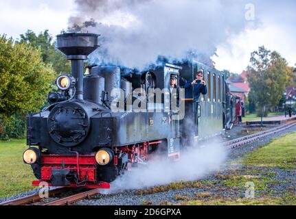 Klutz, Mecklenberg, Deutschland. Oktober 2020. Eine 102 Jahre alte Brigade-Lokomotive zieht einen Personenzug vom Bahnhof auf die Linie der Kaffeebrenner. Am Ende der Saison fährt mit dem Touristenzug mit Spurweite 600 Millimeter eine historische Dampflokomotive auf der Strecke. Auf der nur sechs Kilometer langen Strecke zwischen Klütz und Reppenhagen fährt der Zug mit 20 Stundenkilometern. Die Bahnstrecke im Nordwesten Mecklenburgs wurde am 06.06 eröffnet. Quelle: dpa picture Alliance/Alamy Live News Stockfoto