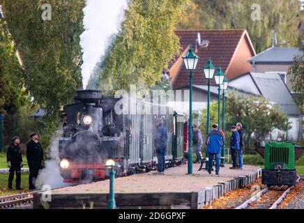 Klutz, Mecklenberg, Deutschland. Oktober 2020. Eine 102 Jahre alte Brigade-Lokomotive steht mit einem Personenzug im Bahnhof und wartet auf die Abfahrt auf der Kaffeebrenner-Stadtbahn. Am Ende der Saison fährt mit dem Touristenzug mit Spurweite 600 Millimeter eine historische Dampflokomotive entlang der Strecke. Auf der nur sechs Kilometer langen Strecke zwischen Klütz und Reppenhagen fährt der Zug mit 20 Stundenkilometern. Die Bahnstrecke im Nordwesten Mecklenburgs wurde am 06.06 eröffnet. Quelle: dpa picture Alliance/Alamy Live News Stockfoto