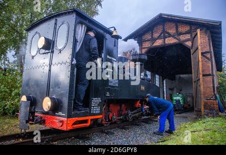 Klutz, Mecklenberg, Deutschland. Oktober 2020. Im Regen wird die 102 Jahre alte Brigade-Lokomotive auf ihre erste Fahrt am Bahnhof vorbereitet. Bis 19.10.2020 wird die Lokomotive den Personenzug auf der Kaffebrenner-Linie ziehen. Am Ende der Saison fährt mit dem Touristenzug mit Spurweite 600 Millimeter eine historische Dampflokomotive auf der Strecke. Auf der nur sechs Kilometer langen Strecke zwischen Klütz und Reppenhagen fährt der Zug mit 20 Stundenkilometern. Die Bahnstrecke im Nordwesten Mecklenburgs wurde am 06.06 eröffnet. Quelle: dpa picture Alliance/Alamy Live News Stockfoto