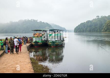 Thekkady Bootfahren in Waldsee. Bootssafari im Fluss Munnar Idukki Thekkadi Kerala Indien. Große indische Tierwelt Tourist. Kerala Tourismus Stockfoto