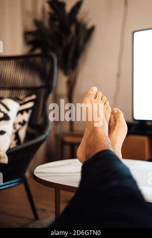 Füße entspannen auf einem böhmischen Wohnung Stockfoto