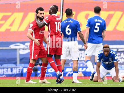 Mohamed Salah aus Liverpool (links) feiert das zweite Tor seiner Mannschaft mit Teamkollege Sadio Mane während des Premier League-Spiels im Goodison Park, Liverpool. Stockfoto