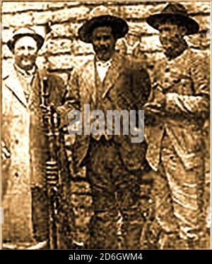 1917 EIN Pressefoto von 'Pancho Villa' (Mitte) & Jose Rodríguez rechts), beide verdächtigt, hinter Morden in Santa Isabel zu stehen. Francisco 'Pancho' Villa wurde José Doroteo Arango Arámbula (1878 – 1923) geboren und war Gouverneur von Chihuahua. Er war ein mexikanischer revolutionärer General und eine der prominentesten Persönlichkeiten der mexikanischen Revolution. Im Januar 1916 griff seine Guerilla-Miliz einen Zug auf der Eisenbahnstrecke in der Nähe von Santa Isabel, Chihuahua, an und tötete eine Reihe von Menschen, darunter amerikanische Mitarbeiter der American Smelting and Refining Company. Er wurde im Juli 1923 in Parral ermordet. Stockfoto