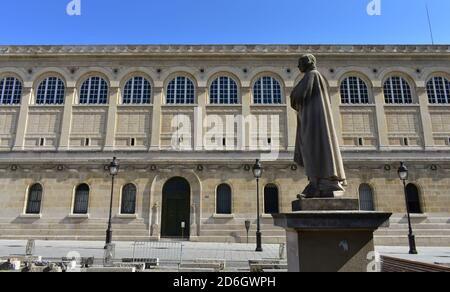 La Sorbonne oder Universität von Paris Bibliotheque Sainte-Genevieve Gebäude und Pierre Corneille Statue. Place du Pantheon, Paris, Frankreich. August 14 2019. Stockfoto