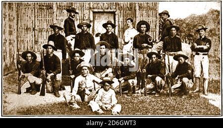 Ein altes Foto von 1920 einer Constabulary (PC)-Gruppe auf den Philippinen. - die philippinische Constabulary, in Tagalog als Hukbóng Pamayapà ng Pilipinas (HPP) und auf Spanisch als Constabularia Filipina (CF) bekannt, war von 1901 bis 1991 eine Polizeieinheit im Gendarmeriestil. Gegründet von der amerikanischen Kolonialregierung, um die spanische koloniale Guardia Civil zu ersetzen, fusionierte sie mit der integrierten Nationalpolizei, um die philippinische Nationalpolizei am 29. Januar 1991 zu bilden. Stockfoto