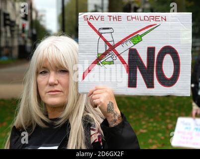 London, Großbritannien. Oktober 2020. Menschen, die gegen die von der Regierung auferlegten Covid-Sperrbeschränkungen sind, treffen sich im Hyde Park und marschieren die Oxford Street hinunter zur Downing Street. Kredit: Mark Thomas/Alamy Live Nachrichten Stockfoto