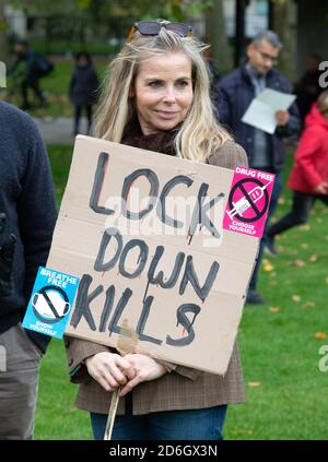 London, Großbritannien. Oktober 2020. Menschen, die gegen die von der Regierung auferlegten Covid-Sperrbeschränkungen sind, treffen sich im Hyde Park und marschieren die Oxford Street hinunter zur Downing Street. Kredit: Mark Thomas/Alamy Live Nachrichten Stockfoto