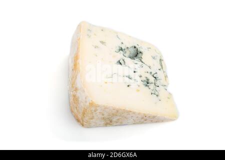Stück Blauschimmelkäse isoliert auf weißem Hintergrund. Seitenansicht, Nahaufnahme. Stockfoto