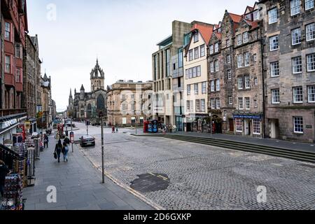 Edinburgh, Schottland, Großbritannien. 17. Oktober 2020. Samstagnachmittag im Stadtzentrum von Edinburgh während der 16-tägigen Schutzschalter-Sperre und Bars sind geschlossen, aber Cafés bleiben geöffnet. Die Straßen in der Altstadt sind sehr ruhig und erinnern an die unheimliche Leere, die während der vollständigen Sperre Anfang dieses Jahres zu sehen war. Der Lawnmarket auf der Royal Mile ist fast menschenleer. Iain Masterton/Alamy Live News Stockfoto