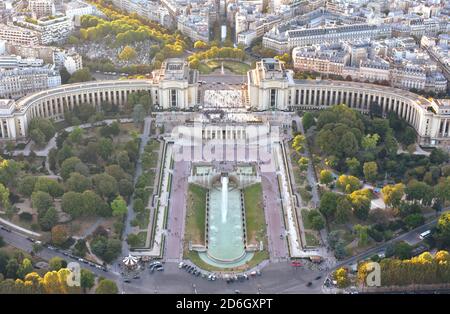 Pariser Stadtbild bei Sonnenuntergang vom Eiffelturm. Blick auf Trocadero mit Esplanade, Gärten, Brunnen und Palais de Chaillot. Paris, Frankreich. Stockfoto
