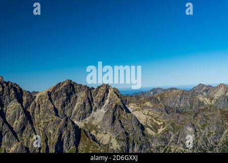 Blick auf Rysy, Svinica, Maly Kozi Wierch, Cervene vrchy und einige andere Gipfel vom Vychodna Vysoka-Gipfel in Vysoke Tatry-Gebirge in der Slowakei Stockfoto