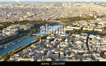 Pariser Stadtbild bei Sonnenuntergang vom Eiffelturm. Seine mit Pont Alexandre III, Grand Palais, Place Concorde und Tuileries Garden. Paris Frankreich. Stockfoto