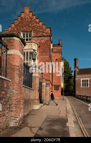 Harrow School Gebäude und eine vorbeifahrende junge Studentin, Greater London, Großbritannien Stockfoto