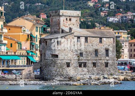 Rapallo, Italien. 16. August 2018: Schloss Rapallo Badeort in Italien. Altes Gebäude aus dem 16. Jahrhundert. Mittelmeer. Berg im Hintergrund. Stockfoto