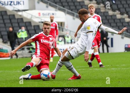 MILTON KEYNES, ENGLAND. 17. OKTOBER 2020, Carlton Morris punktet für Milton Keynes Dons, um ihre Führung zu verlängern und es 2 - 0 gegen Gillingham zu machen, während der Sky Bet League ein Spiel zwischen MK Dons und Gillingham im Stadium MK, Milton Keynes am Samstag 17. Oktober 2020. (Kredit: John Cripps - MI News) Kredit: MI Nachrichten & Sport /Alamy Live Nachrichten Stockfoto