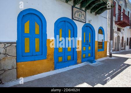 Die farbenfroh verzierte Fassade eines Gebäudes mit Blick auf den Hafen auf der griechischen Insel Kastellorizo, auch bekannt als Meis-Insel. Stockfoto