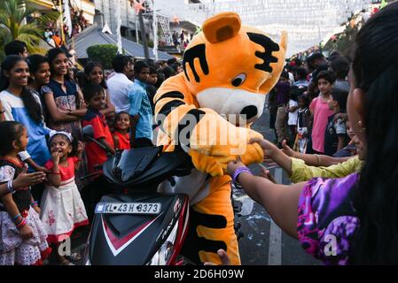 FORT KOCHI, INDIEN Glückliche lächelnde Männer und Frauen verkleidet als Tänzer bei einer Parade an Karneval an Weihnachten und Neujahr Cochin, Kerala Indien. Stockfoto