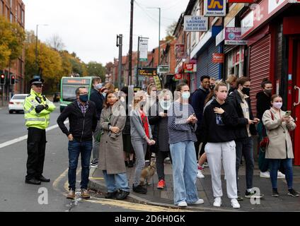 Nottingham, Nottinghamshire, Großbritannien. 17. Oktober 2020. Man sieht sich ein Werk der Graffiti-Künstlerin Banksy an. Die Arbeit, außerhalb eines Schönheitssalons, zeigt ein Mädchen Hula-Hooping mit einem Fahrradreifen neben einem Fahrrad, das sein Hinterrad fehlt. Credit Darren Staples/Alamy Live News. Stockfoto