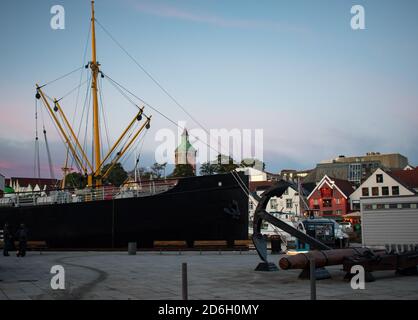 Rogaland Norwegen malerisches Kreuzfahrtschiff, das in Stavanger City Sentrum angedockt ist Mit großem Anker Stockfoto