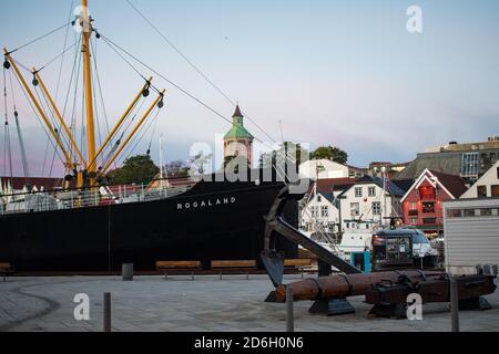 Rogaland Norwegen malerisches Kreuzfahrtschiff, das in Stavanger City Sentrum angedockt ist Mit großem Anker Stockfoto