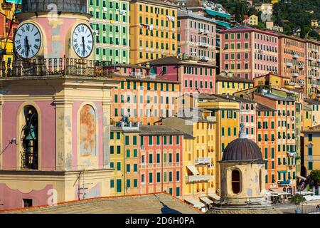 Camogli, Italien. 21. August 2020: Bunte Fassaden von historischen Gebäuden in der Stadt Camogli in Italien. Häuser am Meer mit Geschäften und Touristen Stockfoto