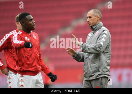 Mainz, Deutschland. Oktober 2020. Fußball: Bundesliga, FSV Mainz 05 - Bayer Leverkusen, 4. Spieltag. Mainzer Trainer Jan-Moritz Lichter im Gespräch mit dem Mainzer Moussa Niakhate Credit: Torsten Silz/dpa - WICHTIGER HINWEIS: Gemäß den Bestimmungen der DFL Deutsche Fußball Liga und des DFB Deutscher Fußball-Bund ist es untersagt, im Stadion und/oder aus dem Spiel aufgenommene Aufnahmen in Form von Sequenzbildern und/oder videoähnlichen Fotoserien zu nutzen oder auszunutzen./dpa/Alamy Live News Stockfoto
