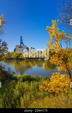 Das Canadian Museum for Human Rights mit dem Red River und Herbstfärbung in Winnipeg, Manitoba, Kanada. Stockfoto