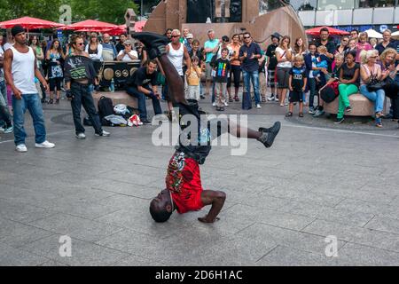Eine Rap-Tänzerin unterhält eine Menschenmenge, die in einem Park im Zentrum von Berlin in Deutschland versammelt ist. Stockfoto