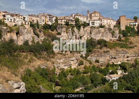 Sichel des Huecar und der Nachbarschaft von San Pedro in Cuenca, Spanien. Stockfoto