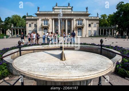 Die weiße Sonnenuhr aus Carrara-Marmor (1786) auf der Nordterrasse des Isle Palace im Lazienki Park in Warschau in Polen. Stockfoto