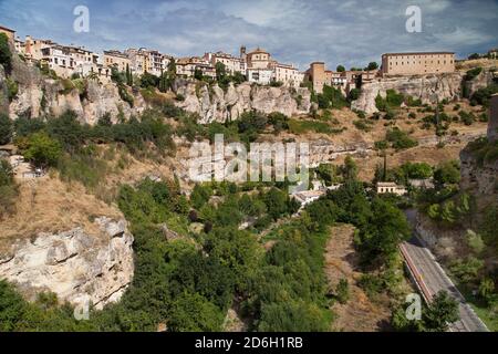 Altstadt von Cuenca von der San Pablo Brücke in Cuenca, Spanien. Stockfoto