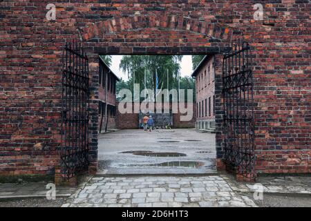 Zwischen Block 10 und 11 wurde im Staatlichen Museum Auschwitz-Birkenau in Oswiecim in Polen eine Hinrichtungsmauer errichtet, an der viele Gefangene erschossen wurden. Stockfoto