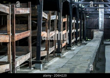 Das Innere eines Barackgebäudes, das zeigt, wie die Gefangenen im Staatlichen Museum Auschwitz-Birkenau in Oswiecim in Polen in Etagenbetten untergebracht waren. Stockfoto