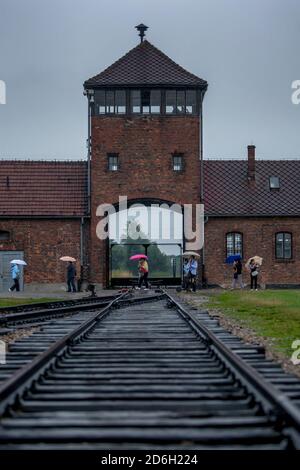 Ein Blick auf den Eisenbahnturm am Eingang des Staatlichen Museums Auschwitz-Birkenau in Oswiecim in Polen. Stockfoto