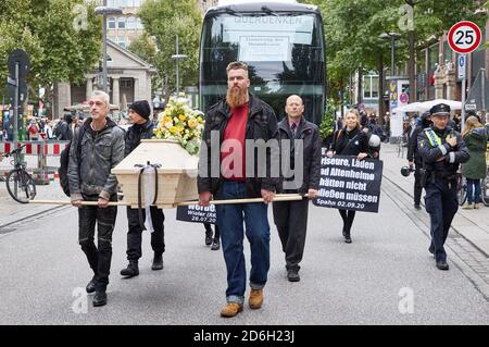 Hamburg, Deutschland. Oktober 2020. Die Teilnehmer tragen einen Sarg auf der Mönckebergstraße während der Querdenker-Demonstration unter dem Titel Trauerzug der Demokratie. Quelle: Georg Wendt/dpa/Alamy Live News Stockfoto