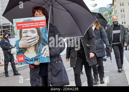 Hamburg, Deutschland. Oktober 2020. Ein Demonstrator trägt ein Banner auf dem Jungfernstieg mit der Aufschrift: "Menschenhandel! Was wäre, wenn es deine Freundin wäre?" Bei der Demonstration 'Walk for Freedom'. Quelle: Georg Wendt/dpa/Alamy Live News Stockfoto