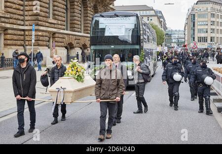 Hamburg, Deutschland. Oktober 2020. Unter dem Titel "Trauerzug der Demokratie" tragen die Teilnehmer auf der Großen Johannesstraße bei der Querdenker-Demonstration einen Sarg. Quelle: Georg Wendt/dpa/Alamy Live News Stockfoto