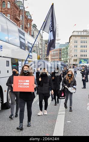 Hamburg, Deutschland. Oktober 2020. Ein Demonstrator trägt ein Banner mit der Aufschrift: Walk for Freedom auf der gleichnamigen Demonstration. Quelle: Georg Wendt/dpa/Alamy Live News Stockfoto