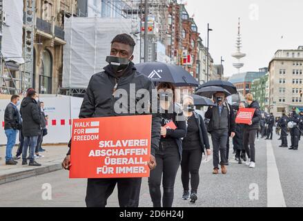 Hamburg, Deutschland. Oktober 2020. Ein Demonstrator trägt ein Banner auf dem Jungfernstieg mit der Aufschrift: Abschaffung der Sklaverei überall, für immer. Bei der Demonstration Walk for Freedom. Quelle: Georg Wendt/dpa/Alamy Live News Stockfoto