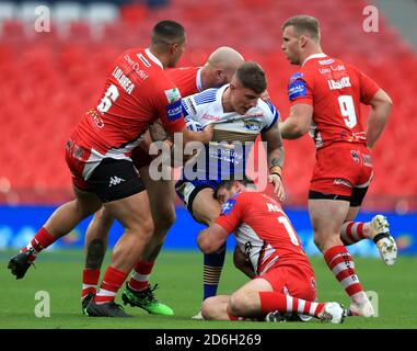 Alex Mellor von Leeds Rhinos (Mitte) wird von Salford Red Devils TUI Lolohea (links), Tyrone McCarthy (Boden) und Joey Lusick während des Coral Challenge Cup Finales im Wembley Stadium, London, angegangen. Stockfoto