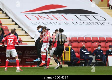 Charlton Athletic's Jake Forster-Caskey konkurriert um einen Header während der Sky Bet League One Match im Valley, London. Stockfoto