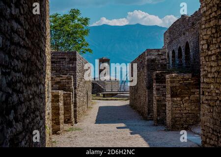 Blick auf den Uhrenturm von den Steinmauern des Gjirokaster Schlosses. UNESCO-Weltkulturerbe Wahrzeichen in Albanien. Stockfoto