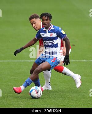 Marcus Tavernier von Middlesbrough (links) und Omar Richards von Reading kämpfen während des Sky Bet Championship-Spiels im Riverside Stadium in Middlesbrough um den Ball. Stockfoto