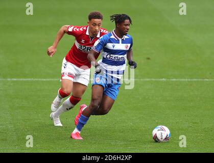 Marcus Tavernier von Middlesbrough (links) und Omar Richards von Reading kämpfen während des Sky Bet Championship-Spiels im Riverside Stadium in Middlesbrough um den Ball. Stockfoto