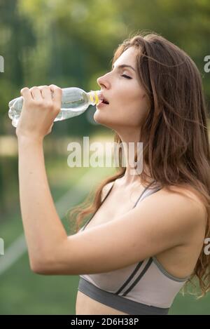 Mädchen Athlet trinkt Wasser während einer Pause im Sport Stockfoto