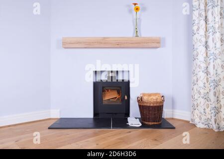 Holzofen in einem modernen Zimmer. Stockfoto